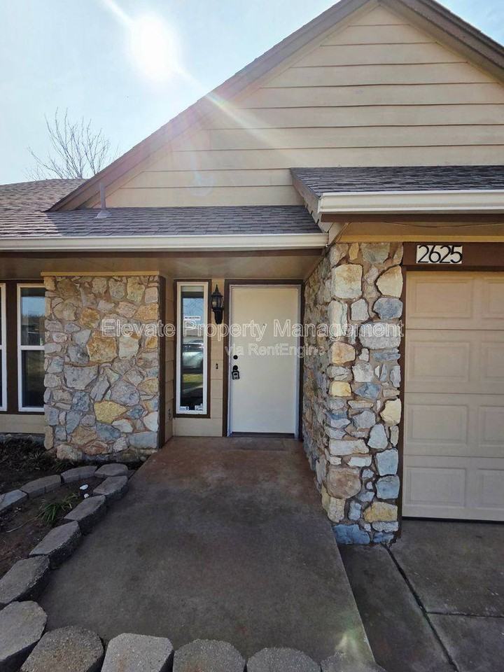 2625 Patti Pl - Photo 2 of 10
