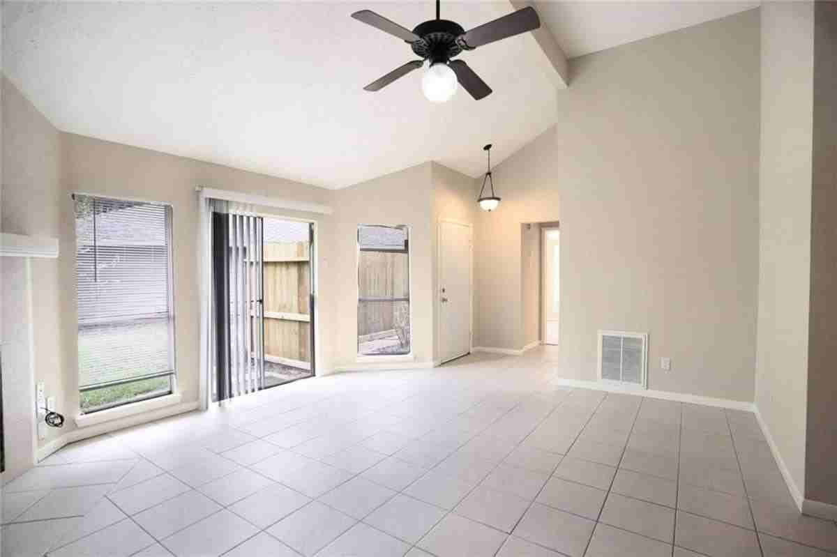 11011 Shadowfield Dr - Photo 3 of 10
