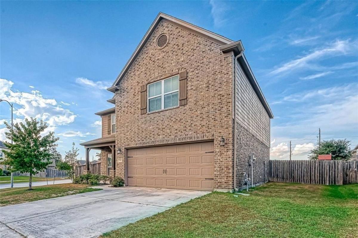 2561 Magnolia Fair Way - Photo 3 of 10