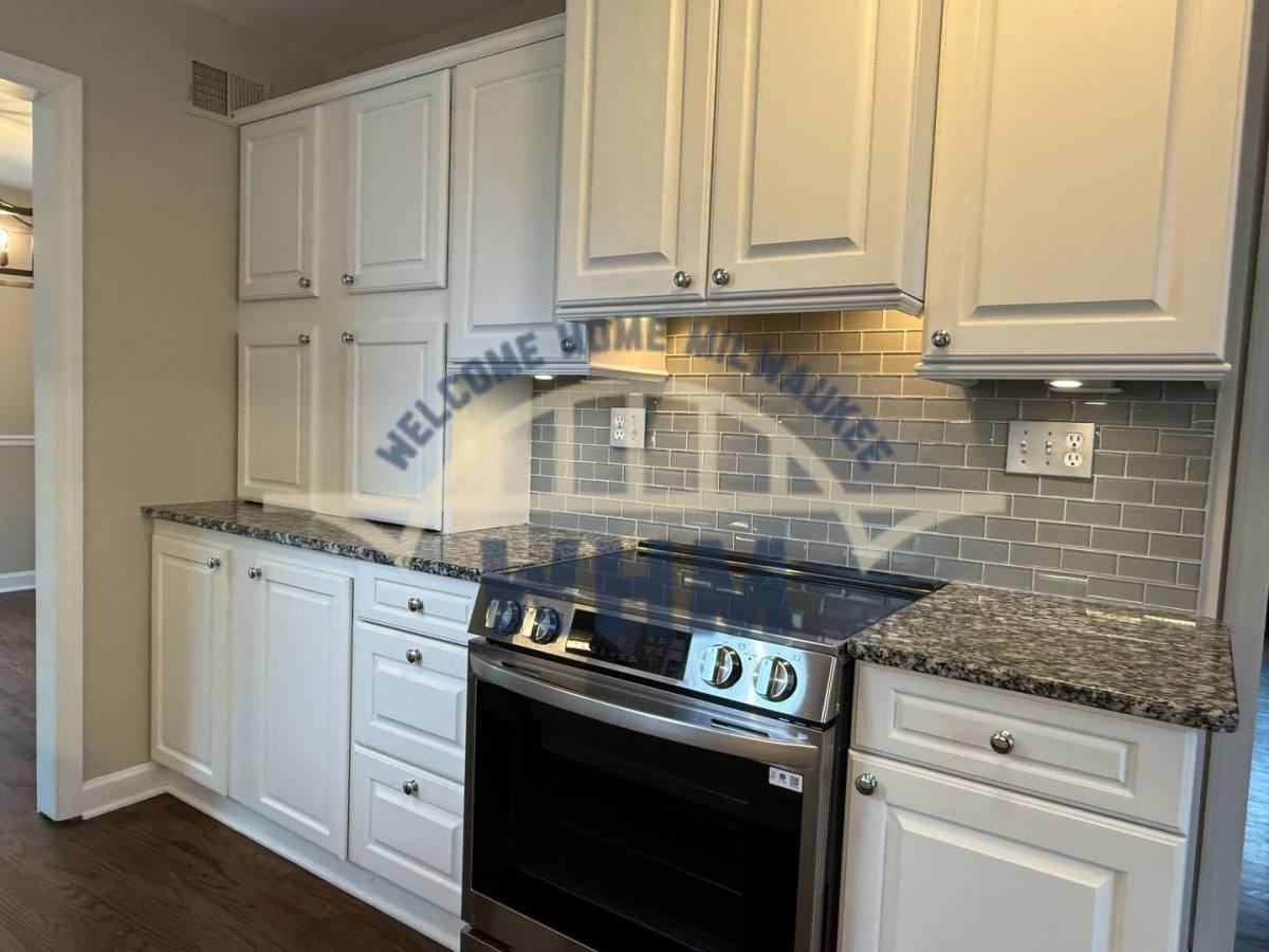 6225 N Lydell Ave - Photo 2 of 10
