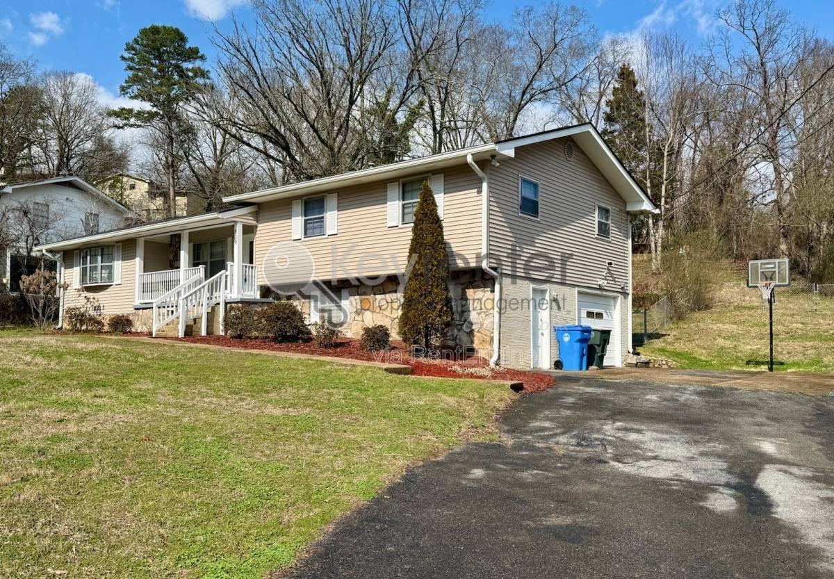 809 Trotter Ln - Photo 2 of 10