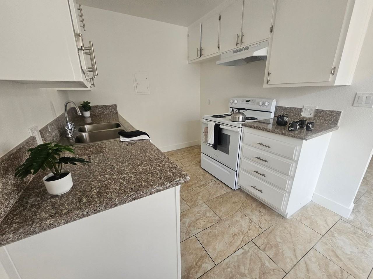 15523 Rayen Street - Photo 7 of 50