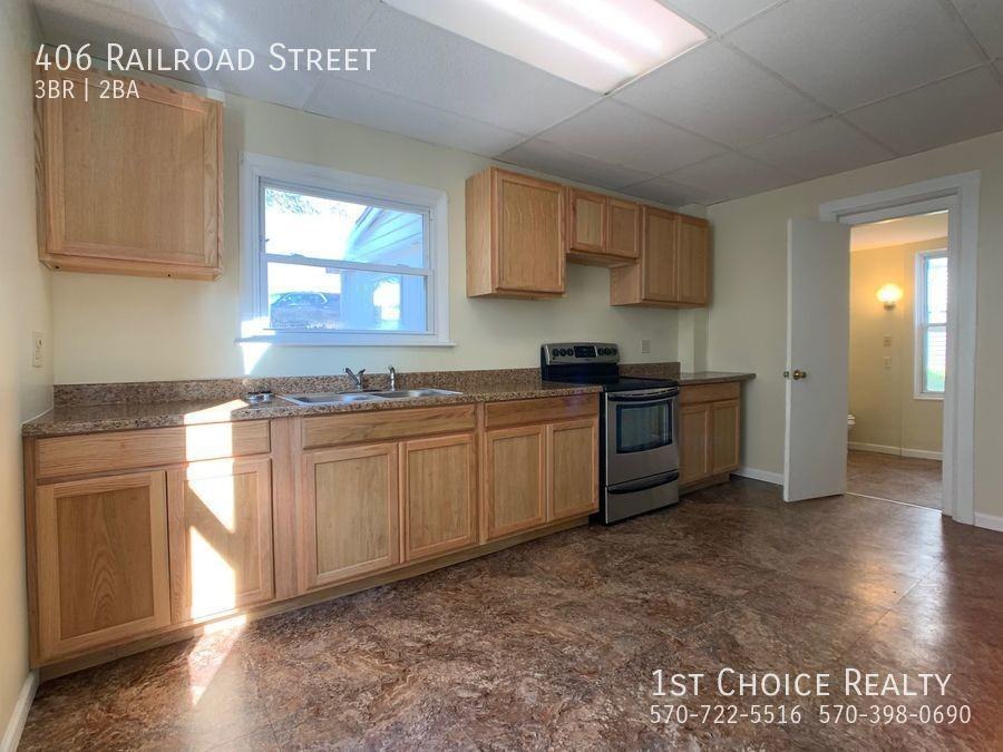 406 Railroad St - Photo 2 of 15