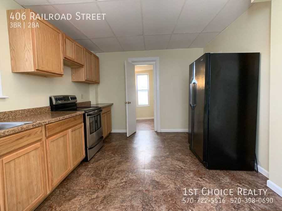 406 Railroad St - Photo 3 of 15