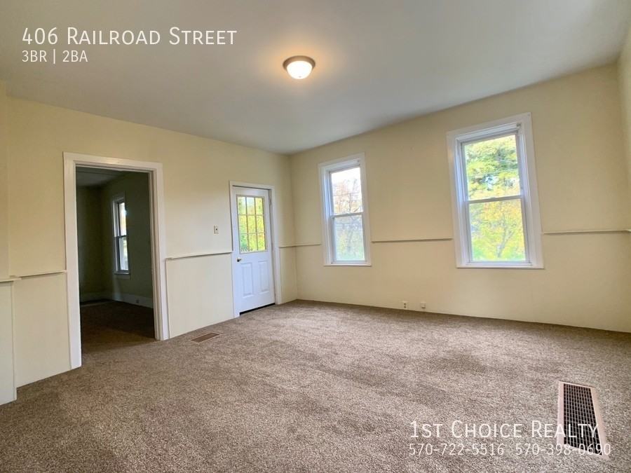 406 Railroad St - Photo 5 of 15