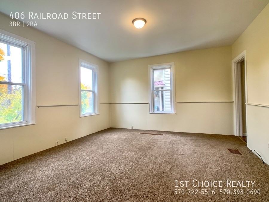 406 Railroad St - Photo 7 of 15