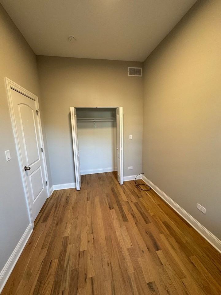 1633 N Honore St #1R - Photo 5 of 9