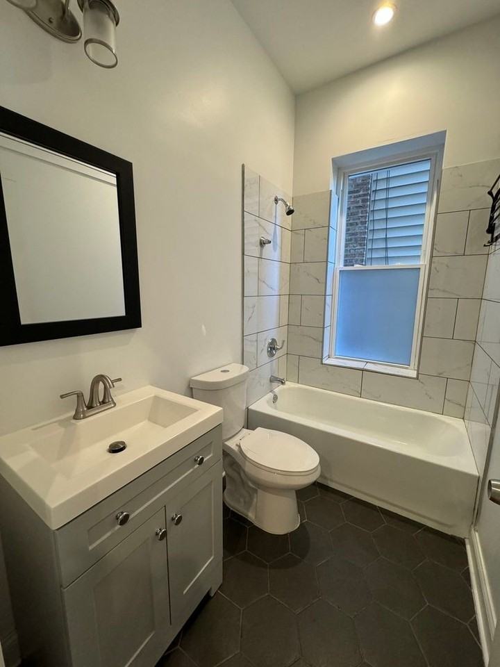 1633 N Honore St #1R - Photo 7 of 9