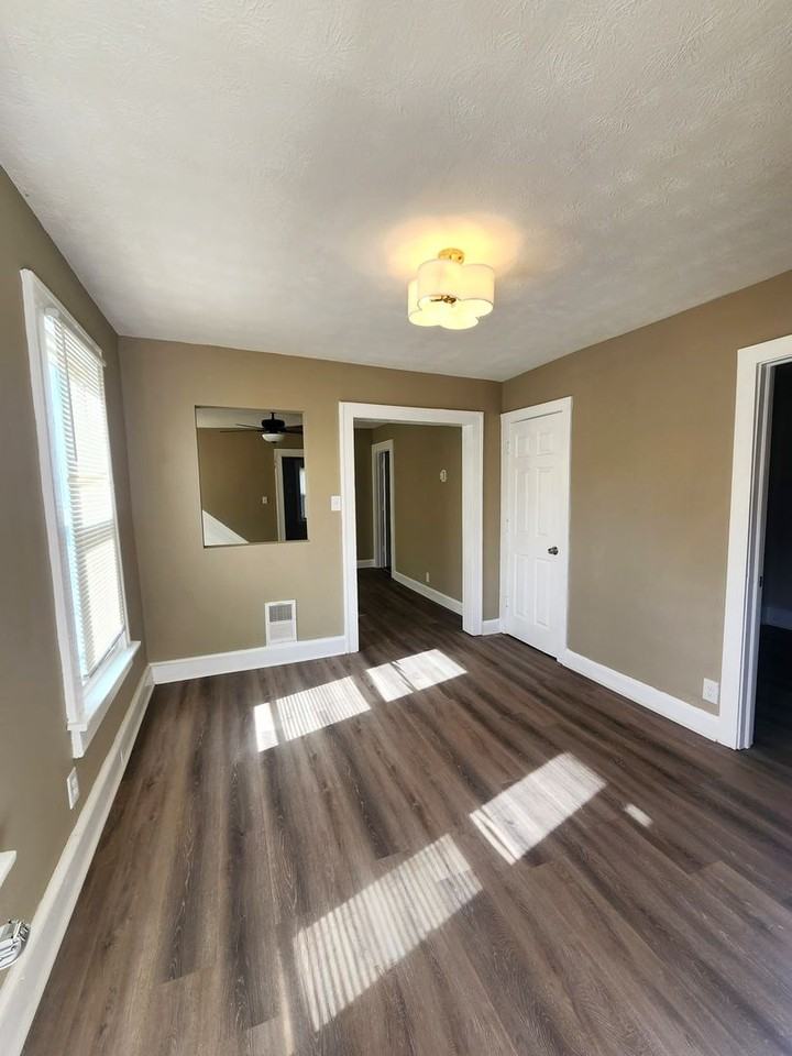 1954 W 47th St - Photo 4 of 16