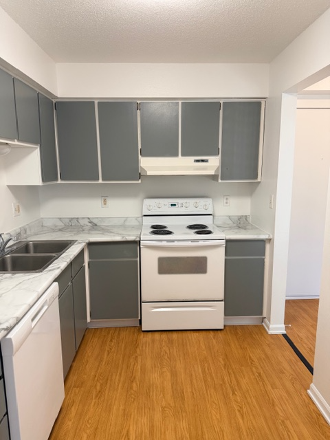 1913 W 1st St #201 - Photo 3 of 16