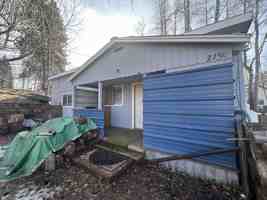 featured image of 215 Bridge St