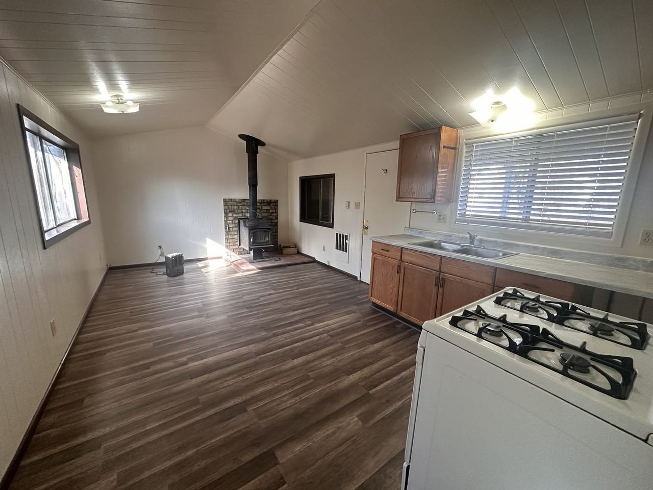 215 Bridge St - Photo 4 of 10