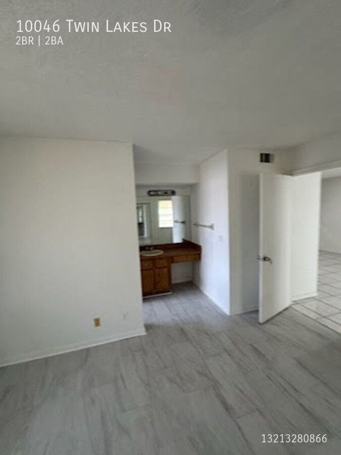 10046 Twin Lakes Dr - Photo 3 of 17