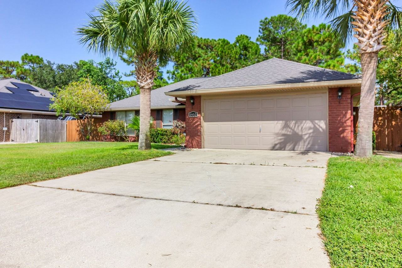 1952 Bay Pine Cir - Photo 2 of 34