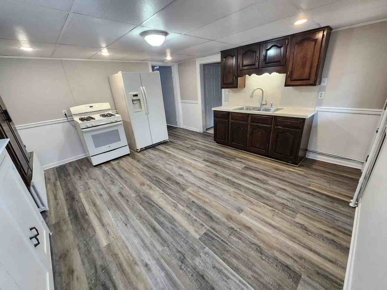 440 E Queen St - Photo 2 of 27