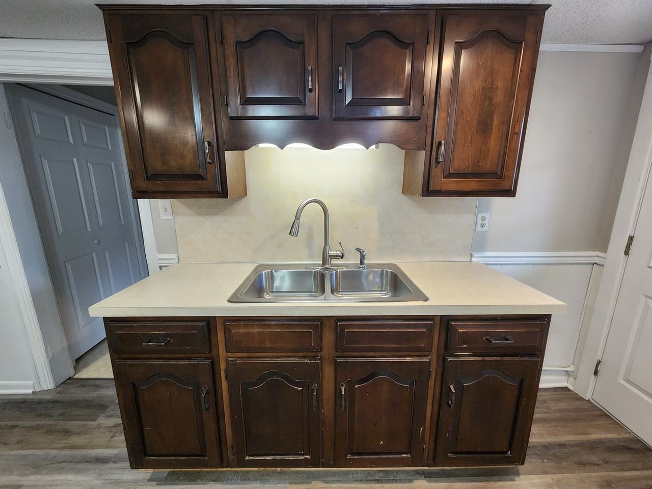 440 E Queen St - Photo 3 of 27