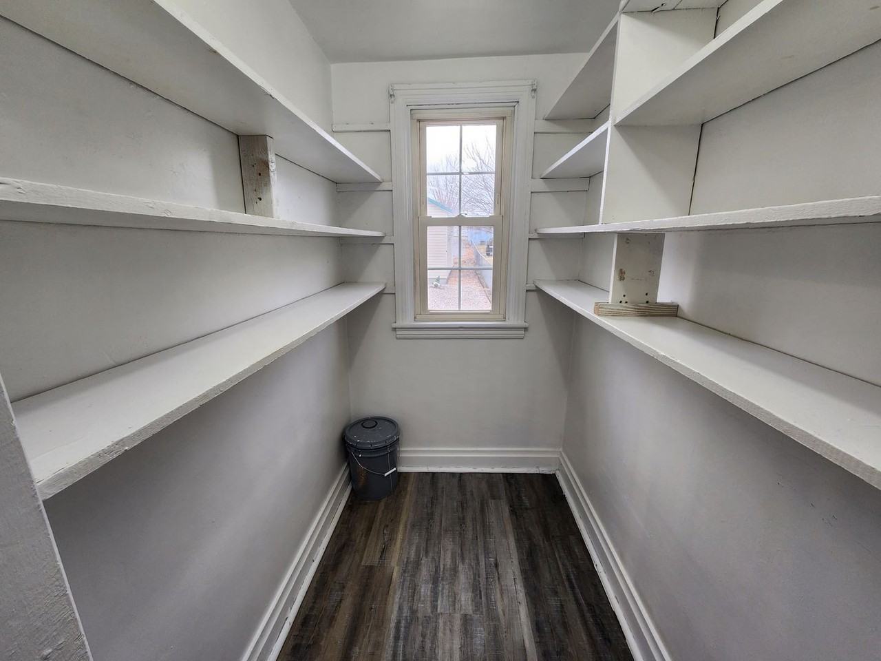 440 E Queen St - Photo 4 of 27