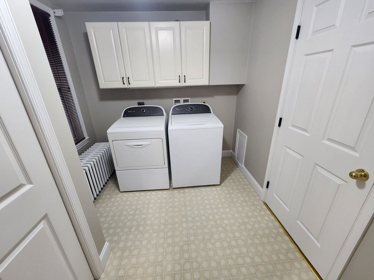 440 E Queen St - Photo 5 of 27