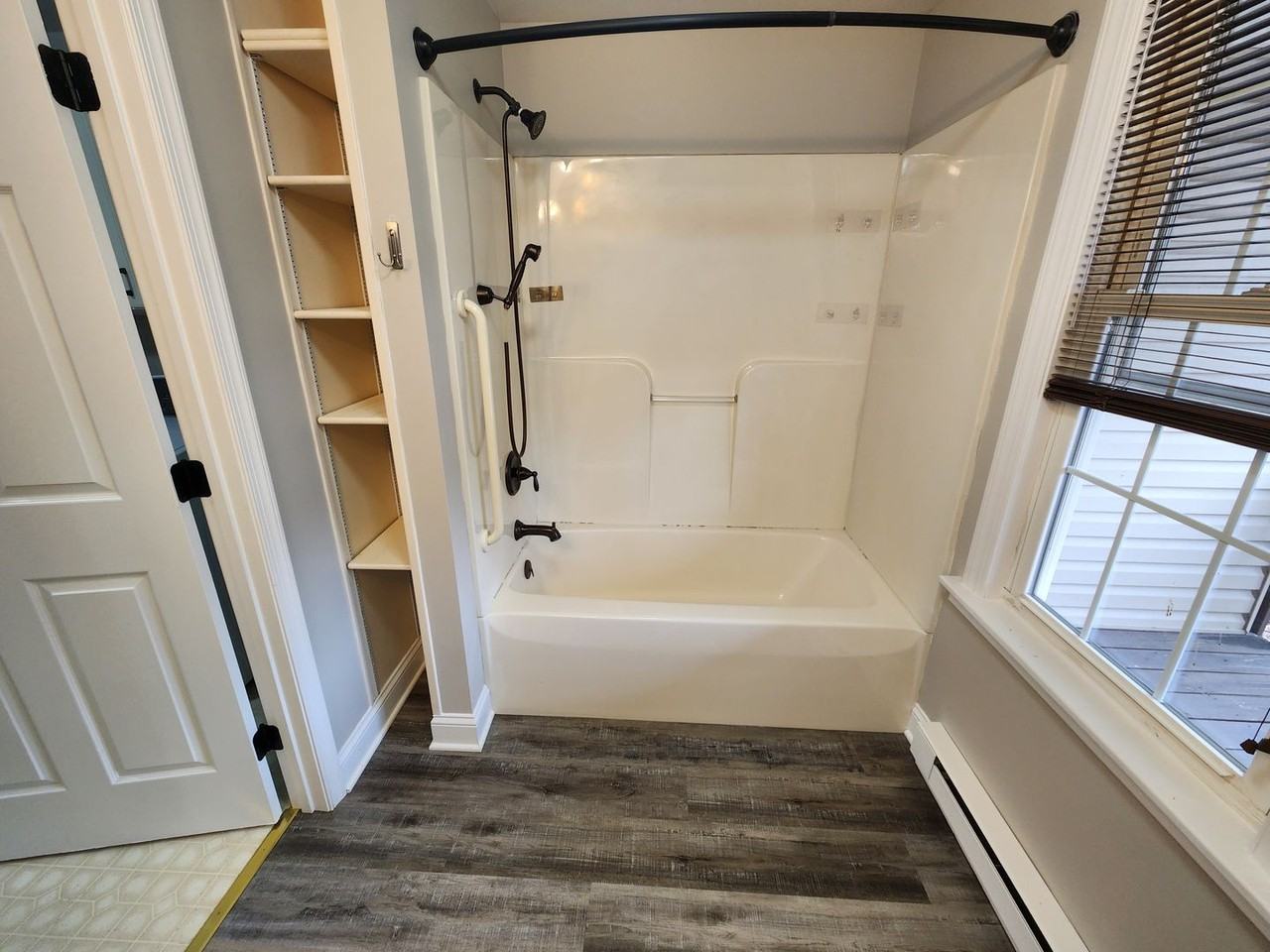 440 E Queen St - Photo 6 of 27