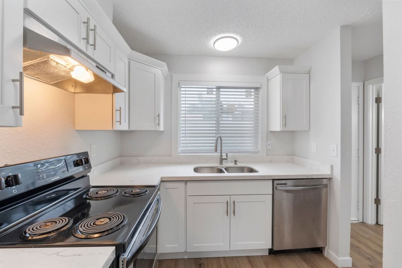 Columbia Crest Townhomes - Photo 4 of 44