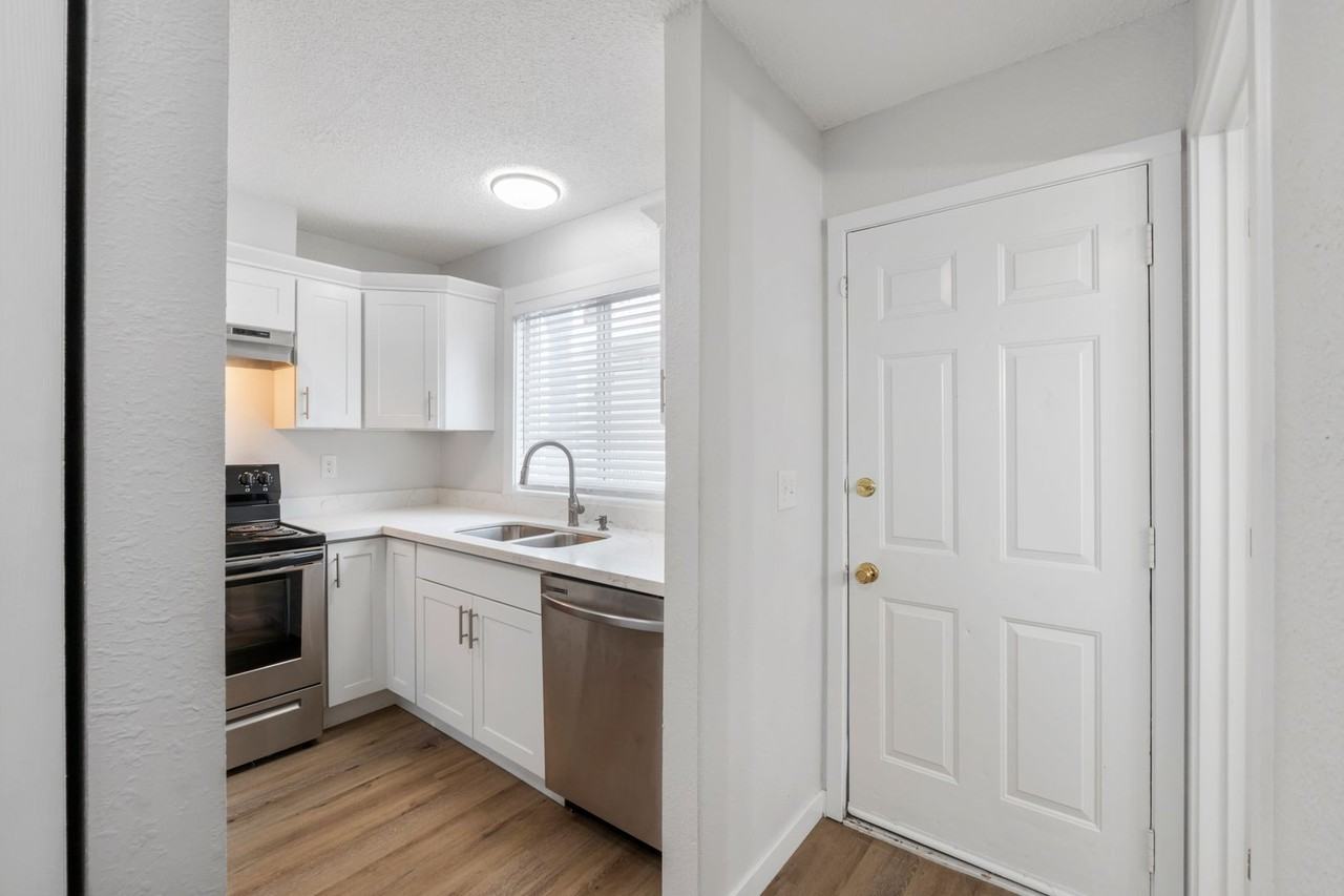 Columbia Crest Townhomes - Photo 5 of 44