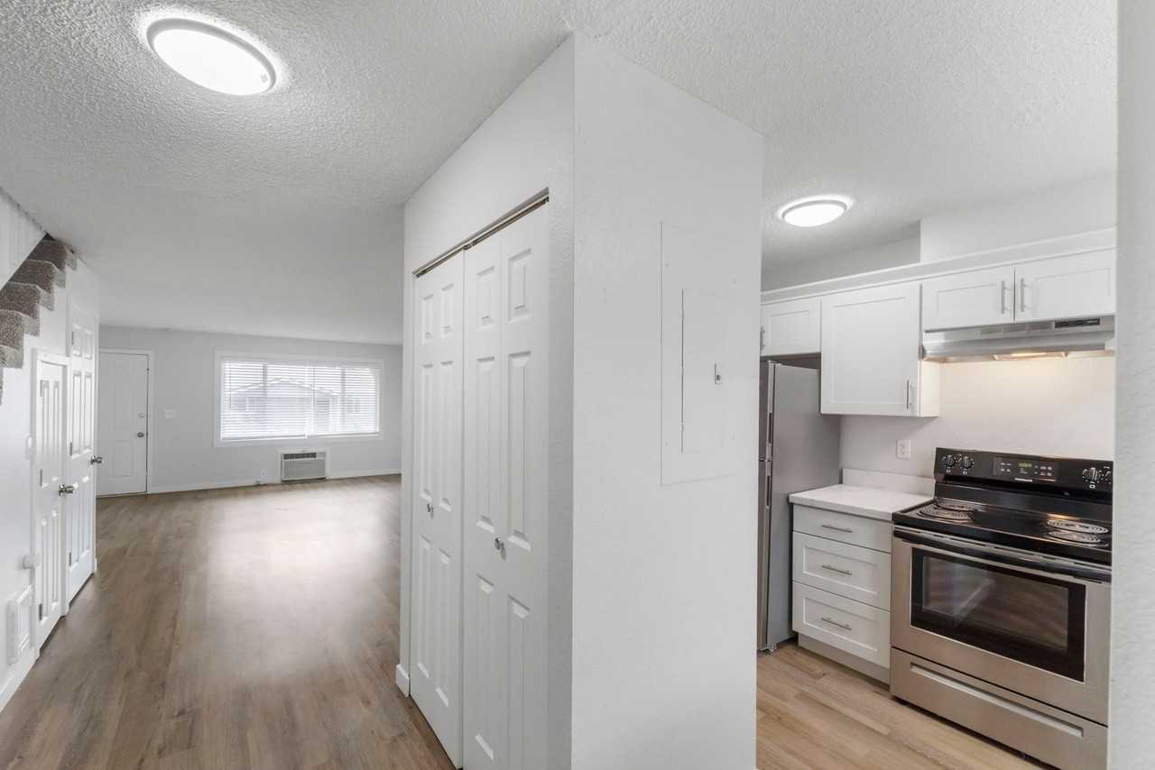 Columbia Crest Townhomes - Photo 6 of 44