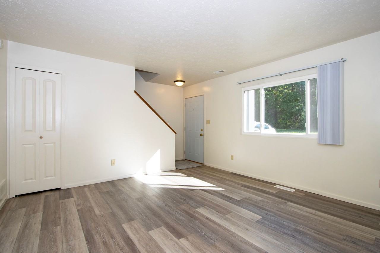 240 Collier Dr #10 - Photo 2 of 17