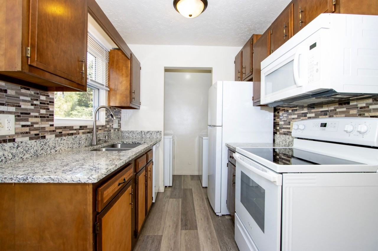 240 Collier Dr #10 - Photo 4 of 17