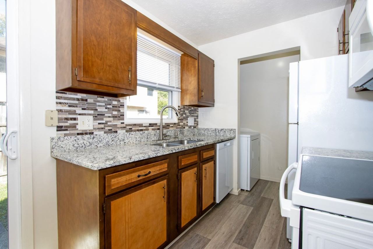 240 Collier Dr #10 - Photo 5 of 17