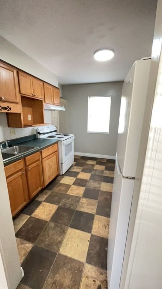 2210 E 19th St - Photo 5 of 11