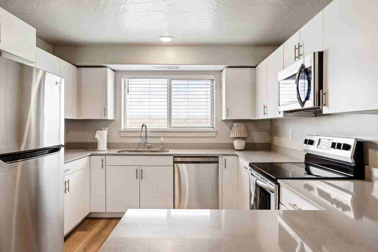 675 S 100 W - Photo 7 of 14