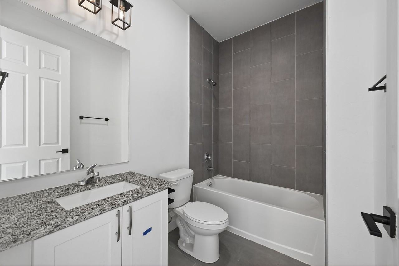 127 Nw 12th Pl - Photo 5 of 11