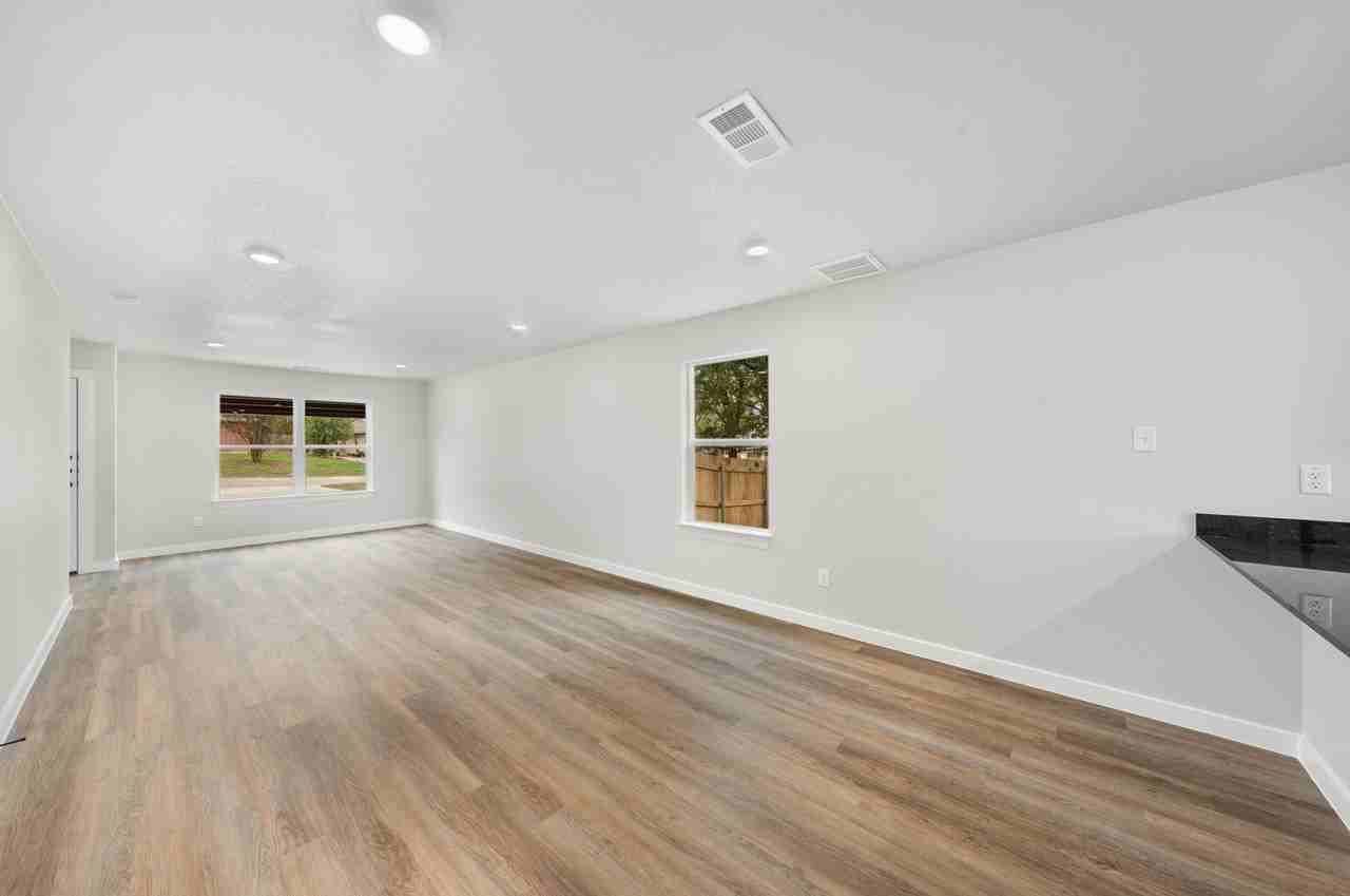 709 S 28th St #B - Photo 3 of 20