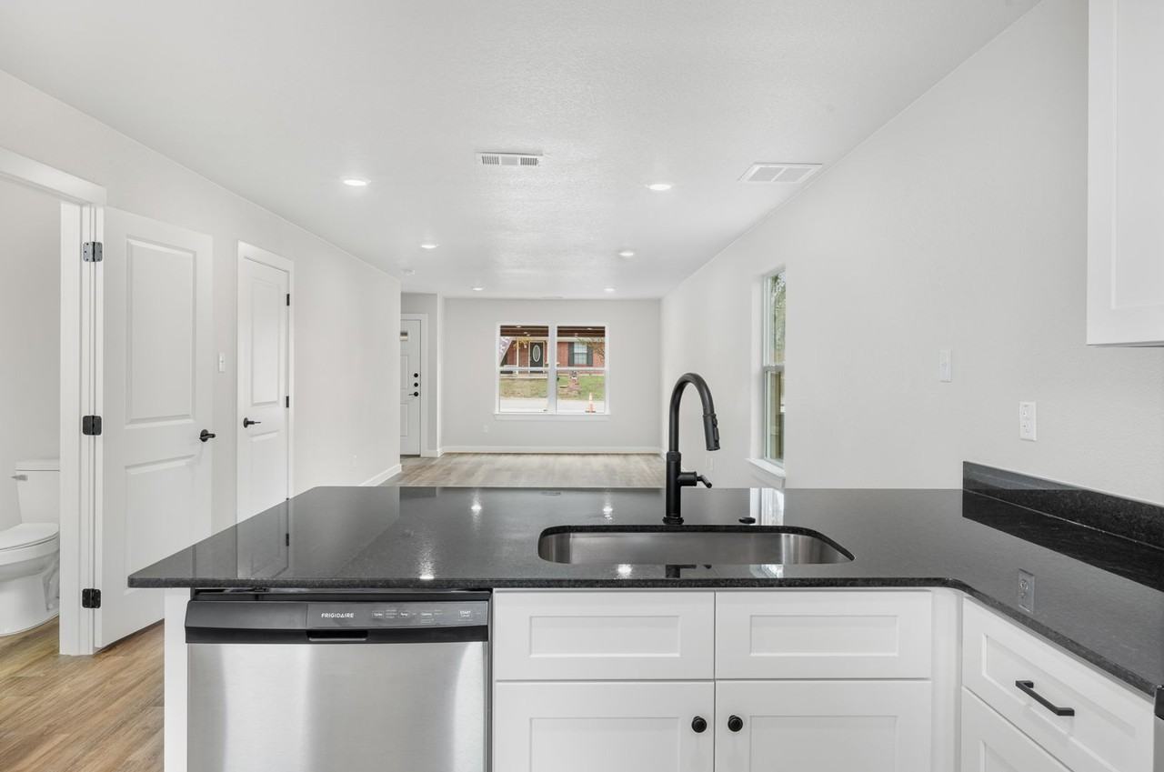 713 S 28th St - Photo 3 of 21