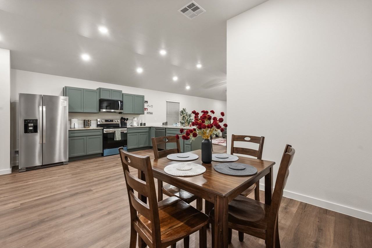 2515 Kenwood Ave - Photo 7 of 31