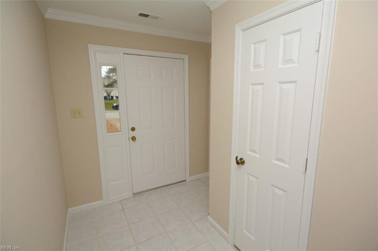 921 Daimler Dr - Photo 3 of 38