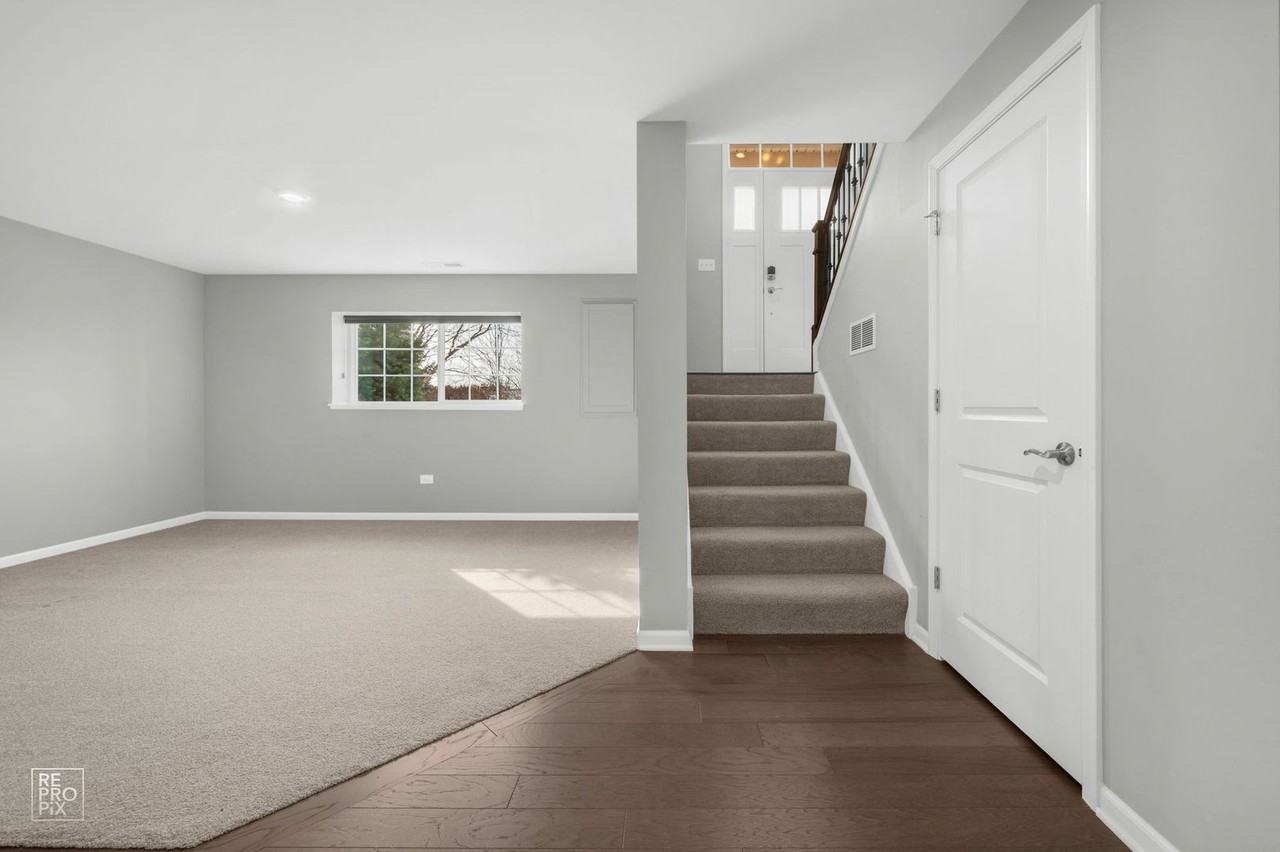 231 Lakeshore Dr - Photo 2 of 10