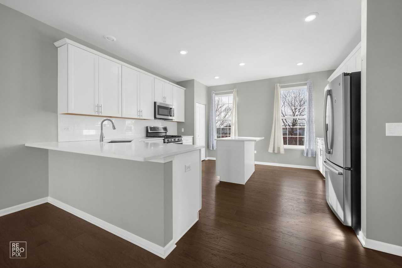 231 Lakeshore Dr - Photo 3 of 10