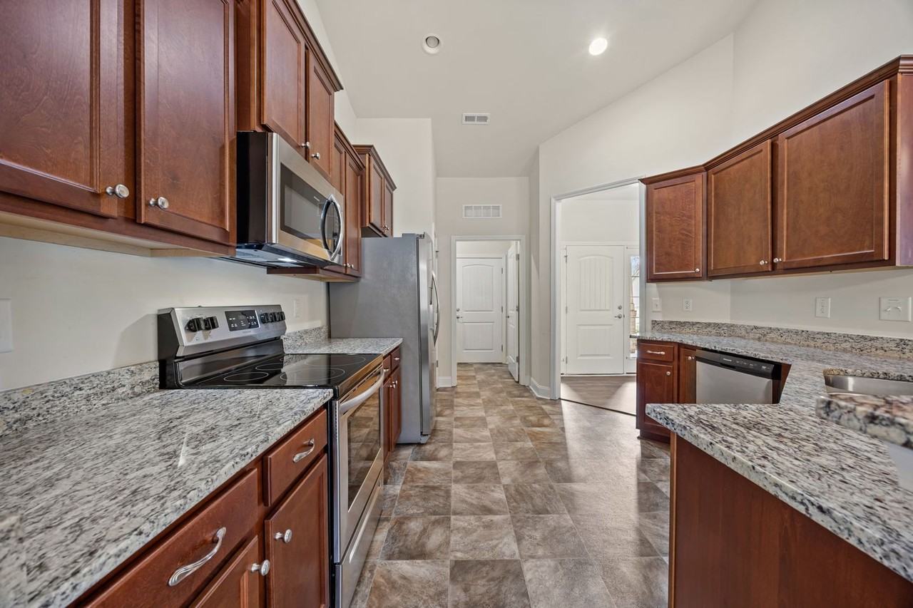 178 Woodwater Cir - Photo 2 of 39