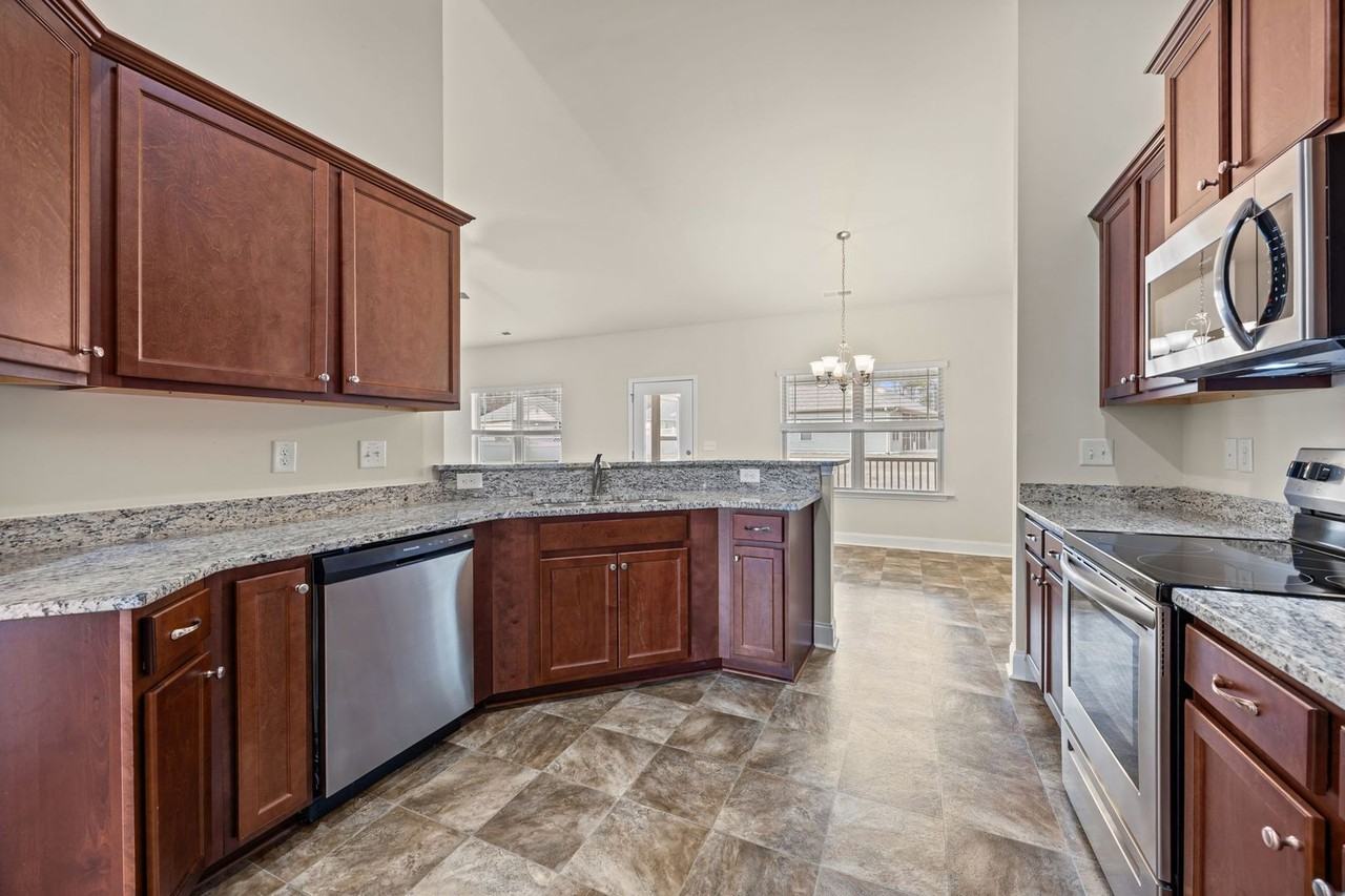 178 Woodwater Cir - Photo 3 of 39