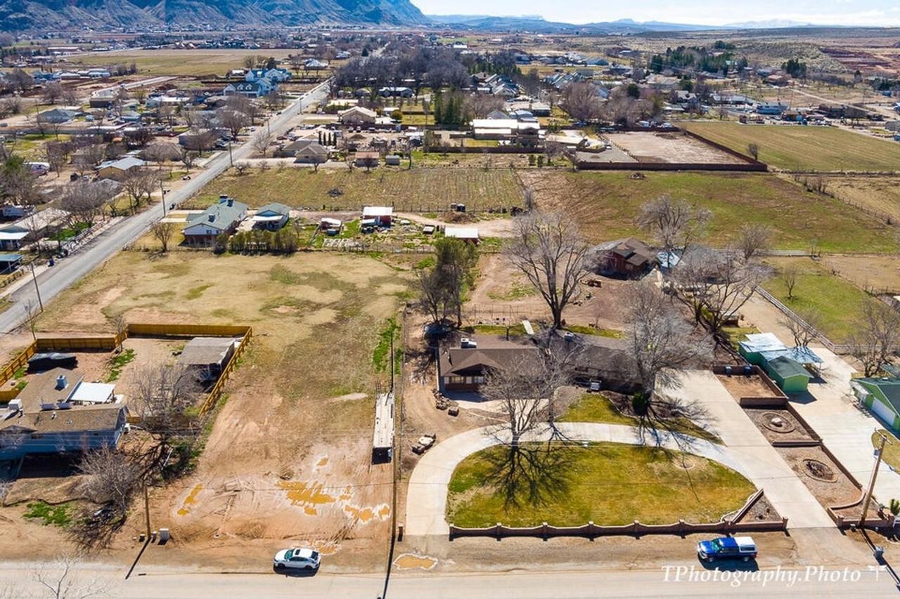 977 W 400 S - Photo 4 of 38