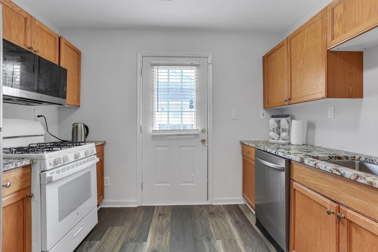 3126 Lynwood Dr Ne - Photo 3 of 37