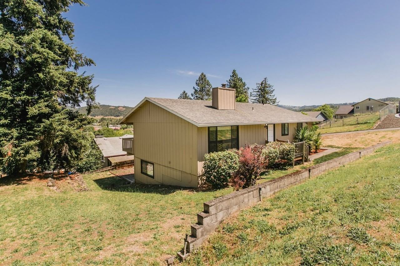 2056 Linnell Ave - Photo 2 of 11