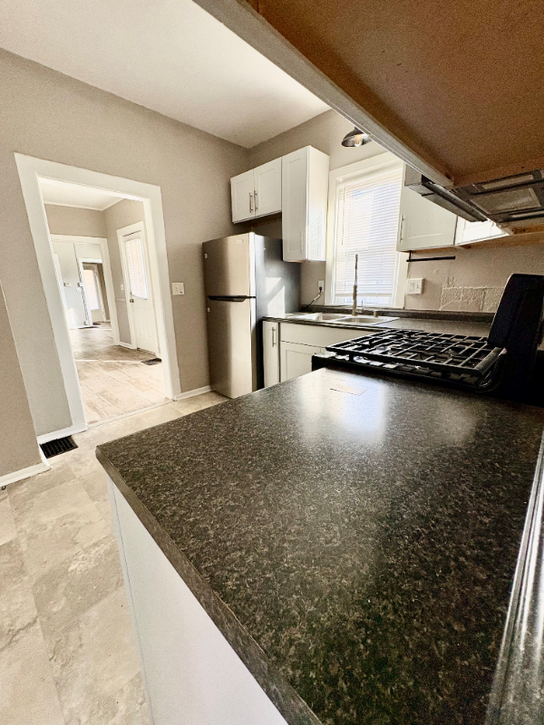 1325 Buffalo Ave Ne - Photo 7 of 10