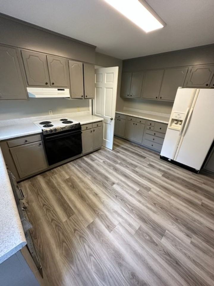 2670 Grosvenor Pl #B - Photo 3 of 11