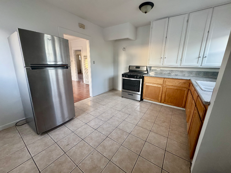 250 1/2 W 49th St #1 - Photo 5 of 7