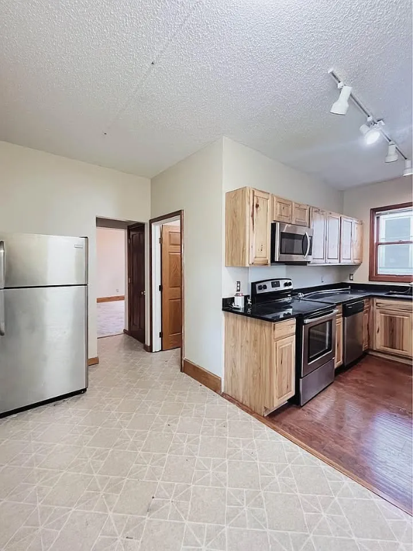 962 6th St E #1 - Photo 4 of 13