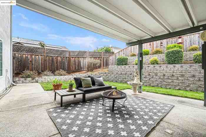 1022 Village Pl - Photo 5 of 17