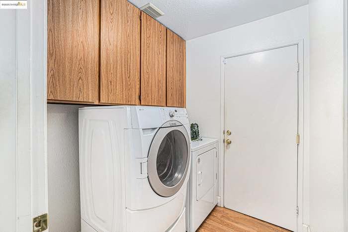 1022 Village Pl - Photo 6 of 17