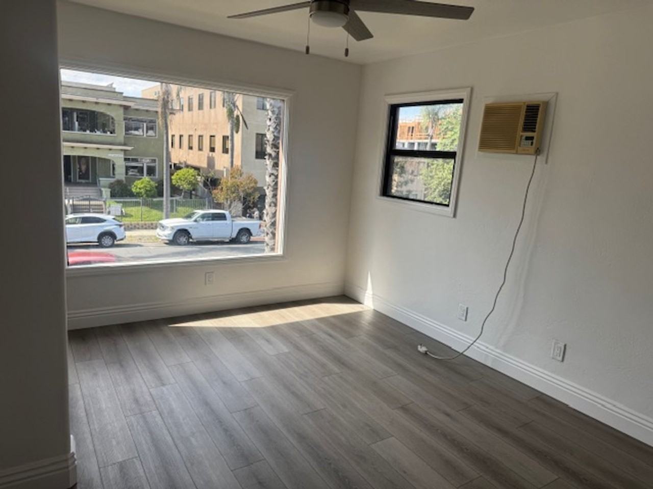 3575 4th Ave - Photo 5 of 17